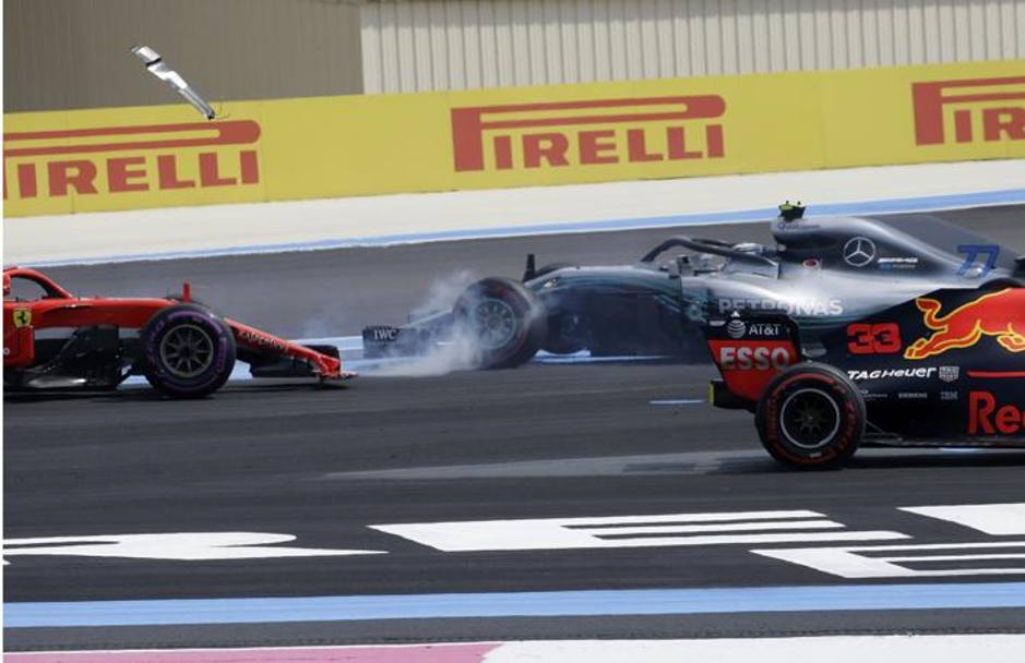 L&#39;incidente tra Sebastian Vettel (Ferrari) e Valtteri Bottas (Mercedes) al primo giro del Gran Premio di Francia . (Ap)